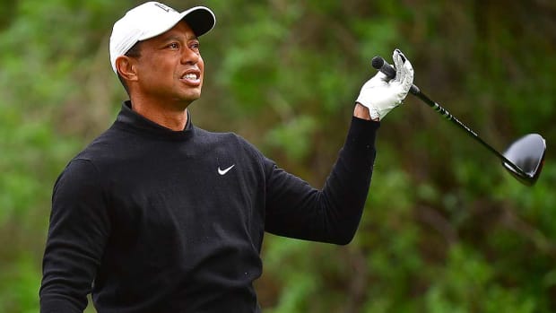 Tiger-Woods-fri-tee-shot
